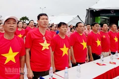 Hơn 3.000 người tập trung tại quảng trường Trần Quang Khải, phường Rạch Giá theo dõi Lễ thượng cờ Tổ quốc, đồng loạt hát Quốc ca cùng tiến bước vì một Việt Nam đoàn kết, hùng cường và bền vững.