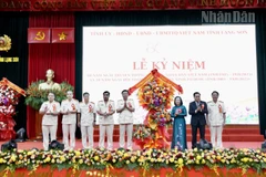 Lãnh đạo Tỉnh ủy, Hội đồng nhân dân, Ủy ban nhân dân tỉnh Lạng Sơn tặng hoa chúc mừng lực lượng Công an tỉnh Lạng Sơn.