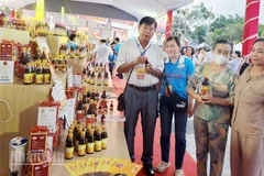Đại biểu tham quan gian trưng bày sản phẩm nước mắm Phú Quốc tại Festival nước mắm Phú Quốc năm 2025.