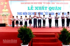 Ban tổ chức đã trao 10 suất học bổng cho học sinh nghèo vượt khó học giỏi trên địa bàn xã Hòa Điền, huyện Kiên Lương, tỉnh Kiên Giang. (Ảnh: PHƯƠNG VŨ).