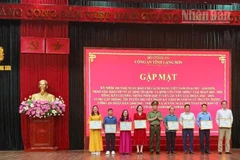 Các cơ quan báo chí nhận Giấy khen của Công an tỉnh Lạng Sơn.