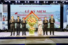 Lãnh đạo tỉnh Lạng Sơn trao lẵng hoa chúc mừng 100 năm Ngày Báo chí Cách mạng Việt Nam tại buổi lễ. 