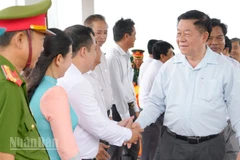 Đồng chí Nguyễn Trọng Nghĩa thăm cán bộ và nhân dân Đặc khu Kiên Hải. (Ảnh: TÂY HỒ)