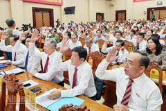 Đại biểu thông qua các nghị quyết.