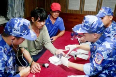 Cán bộ, chiến sĩ Tàu CSB 4035, Bộ Tư lệnh Vùng Cảnh sát biển 4 chăm sóc, hỗ trợ y tế nạn nhân gặp nạn trên biển. 