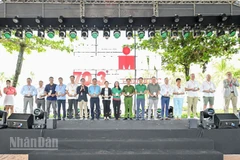 Ban tổ chức tặng quà lưu niệm cho các đơn vị tham gia Tuần lễ BIM Group IRONMAN 70.3 Phú Quốc 2025.