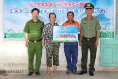 Công an tỉnh An Giang trao bảng tượng trưng 60 triệu đồng cho gia đình ông Dương Núi tại lễ khởi công xây dựng “Ngôi nhà 19/8”.