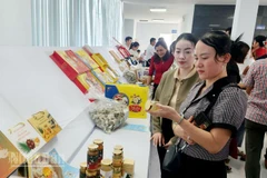 Đại biểu tham quan các sản phẩm yến sào.