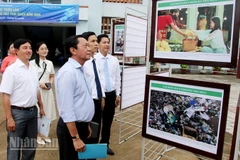 Đại biểu tham quan Triển lãm ảnh tuyên truyền phòng, chống rác thải nhựa năm 2025. 