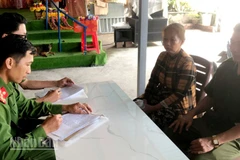 Công an làm việc với những người có liên quan.
