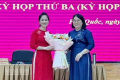 Lãnh đạo Hội đồng nhân dân đặc khu Phú Quốc tặng hoa chúc mừng bà Nguyễn Thị Kim Loan.