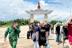 Công dân Việt Nam được phía Đồn Công an cửa khẩu Prek Chak (Campuchia) trao trả. (Ảnh: Biên phòng tỉnh An Giang)
