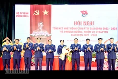 Đoàn đại biểu dự Hội nghị công tác Đoàn và phong trào thanh niên Cảnh sát biển Việt Nam ra mắt hội nghị.