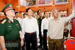 Đồng chí Nguyễn Tấn Dũng, nguyên Ủy viên Bộ Chính trị, nguyên Thủ tướng Chính phủ và Đại tướng Nguyễn Trọng Nghĩa tham quan Đền tưởng niệm Anh hùng liệt sĩ và người có công. (Ảnh: PHƯƠNG VŨ).