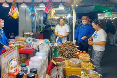 Người dân tham quan khu trưng bày sản phẩm đặc trưng của Cao Bằng.