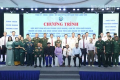 Các đồng chí lãnh đạo tỉnh Lạng Sơn cùng cán bộ lão thành cách mạng, cán bộ tiền khởi nghĩa, người có công, gia đình chính sách tiêu biểu tại buổi gặp mặt.