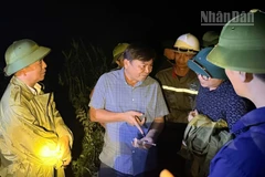 Đồng chí Nguyễn Hoàng Hiệp, Thứ trưởng Nông nghiệp và Môi trường trao đổi với các lực lượng chức năng tại hiện trường sự cố vỡ đập thuỷ điện Bắc Khê 1.