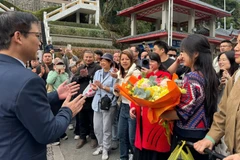 Các du khách quốc tế được tiếp đón nồng hậu tại khu vực Cửa khẩu quốc tế Hữu Nghị, tỉnh Lạng Sơn.