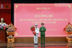 Lãnh đạo Bộ Công an chúc mừng Thượng tá Vũ Thanh Tùng, Giám đốc Công an tỉnh Lạng Sơn.