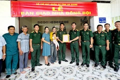 Bộ Chỉ huy Quân sự tỉnh An Giang bàn giao nhà cho gia đình thượng úy Danh Minh Hoài, ấp Minh Phong, xã Bình An. (Ảnh: PHƯƠNG VŨ)
