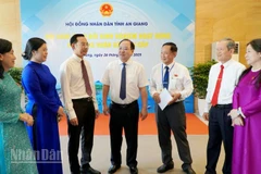 Các đại biểu trao đổi bên lề hội nghị giao ban Hội đồng nhân dân 2 cấp tỉnh An Giang. 