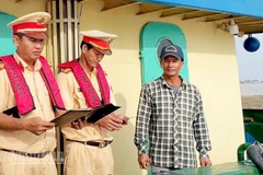 Lực lượng Cảnh sát giao thông kiểm tra phương tiện kinh doanh vận tải trên sông.