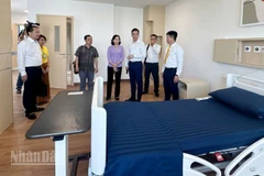 Đoàn công tác của Bộ Y tế và lãnh đạo tỉnh An Giang khảo sát trực tiếp tại các bệnh viện ở Phú Quốc. 