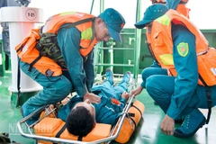 Cán bộ, chiến sĩ Hải đội dân quân thường trực tỉnh An Giang tham gia nội dung thi cứu hộ, cứu nạn trên biển.