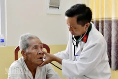 Bác sĩ Bệnh viện Quân y 121 đã khám bệnh cho người dân xã Đông Hưng.