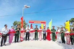 Đại biểu thực hiện nghi thức khánh thành cầu Kênh Ngang Chủ Vàng.