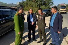 Lãnh đạo Ủy ban nhân dân tỉnh và Công an tỉnh Lạng Sơn kiểm tra hiện trường vụ tai nạn.