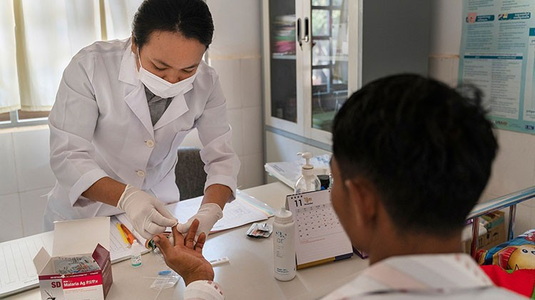 Lấy mẫu máu xét nghiệm tại Trung tâm Ký sinh trùng quốc gia ở Phnom Penh. (Ảnh: WHO)