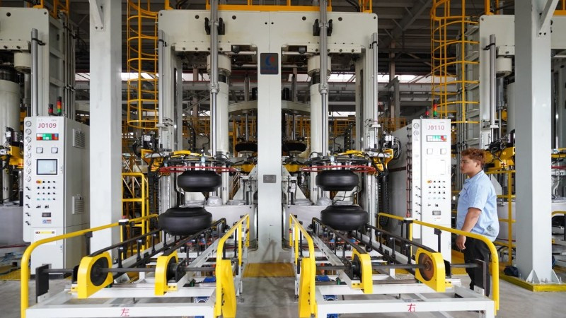 Trong một nhà máy sản xuất lốp xe ô-tô ở Campuchia. (Ảnh: Fresh News)