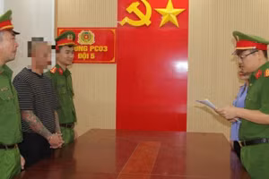 Cơ quan Cảnh sát điều tra Công an tỉnh Nghệ An đọc lệnh khởi tố vụ án, khởi tố bị can đối với Nguyễn Duy Sơn.