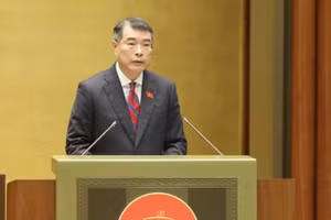 Thủ tướng Chính phủ Lê Minh Hưng trình bày Báo cáo về đánh giá bổ sung kết quả thực hiện kế hoạch phát triển kinh tế-xã hội và ngân sách nhà nước năm 2025; tình hình thực hiện kế hoạch phát triển kinh tế-xã hội và ngân sách nhà nước những tháng đầu năm 2026. (Ảnh: DUY LINH)