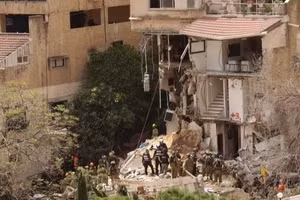 Một khu vực bị trúng tên lửa của Iran tại Haifa, miền bắc Israel, ngày 6/4/2026. (Ảnh: THX/TTXVN)