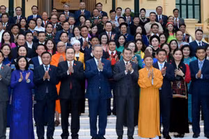 Tổng Bí thư, Chủ tịch nước Tô Lâm và các đồng chí lãnh đạo Đảng, Nhà nước, Mặt trận Tổ quốc Việt Nam gặp mặt các vị đại biểu Quốc hội khóa XVI là người dân tộc thiểu số. (Ảnh: ĐĂNG KHOA)