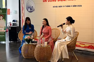 Diễn giả và khách mời trao đổi cởi mở về những giá trị văn hóa truyền thống trong xã hội hiện nay tại Talkshow với chủ đề “Khi Gen Z “update” văn hóa trên mâm cơm Việt”. (Ảnh: Hồng Nhung)