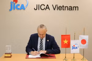 Ông Kobayashi Yosuke, Trưởng Đại diện JICA Việt Nam ký hiệp định vốn vay trị giá 50 tỷ yen.