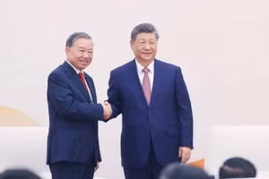 Tổng Bí thư, Chủ tịch nước Tô Lâm và Tổng Bí thư, Chủ tịch nước Tập Cận Bình tại buổi gặp gỡ thanh niên hai nước tham gia chương trình “Hành trình đỏ nghiên cứu, học tập”. (Ảnh: Thống Nhất/TTXVN) 