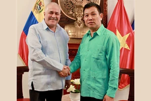 Đại sứ Việt Nam tại Venezuela Vũ Trung Mỹ và Đại sứ Cuba tại Venezuela, Dagoberto Rodríguez. (Ảnh: Đại sứ quán Việt Nam tại Venezuela)
