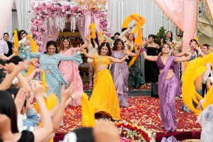 Diễn viên Ấn Độ trong một cảnh quay tại Việt Nam.