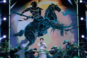 Trao đổi riêng với Báo Nhân Dân, ca sĩ Đức Phúc cho biết, đây là lần đầu tiên "Phù Đổng Thiên Vương" được biểu diễn tại Hà Nội. Là một người con của Thủ đô nghìn năm văn hiến, anh vô cùng tự hào khi có cơ hội tham gia chương trình nghệ thuật chính luận chào mừng thành công Đại hội đại biểu Đảng bộ thành phố Hà Nội lần thứ XVIII, tối 17/10/2025, tại Quảng trường Đông Kinh Nghĩa Thục. (Ảnh: Linh Phan/Báo Nhân Dân)