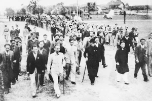 Nhân dân Hà Nội đón mừng Chủ tịch Hồ Chí Minh và các vị được giới thiệu ứng cử Đại biểu Quốc hội. Hà Nội, ngày 5/1/1946. (Nguồn: Bảo tàng Hồ Chí Minh)