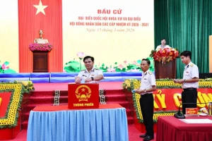 Những lá phiếu được trân trọng bỏ vào thùng phiếu, thể hiện trách nhiệm và niềm tin của cán bộ, chiến sĩ Vùng 5 Hải quân đối với sự phát triển của đất nước.