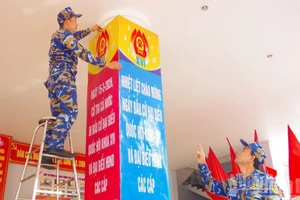 Thượng tá Hà Văn Hậu, Phó Chính ủy Lữ đoàn chỉ đạo công tác trang trí tuyên truyền cho bầu cử.