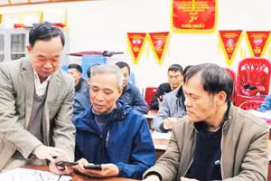 Việc triển khai sử dụng ứng dụng Sổ tay đảng viên điện tử tạo sự hứng khởi tại các buổi sinh hoạt chi bộ.