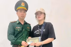 Chị Nguyễn Hà Phương vui mừng nhận lại số tiền đánh rơi từ cán bộ Đồn Biên phòng cửa khẩu quốc tế Móng Cái.