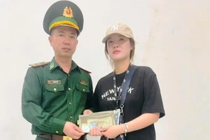 Chị Nguyễn Hà Phương vui mừng nhận lại số tiền đánh rơi từ cán bộ Đồn Biên phòng cửa khẩu quốc tế Móng Cái.