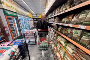 Người dân mua sắm tại siêu thị ở Ankara, Thổ Nhĩ Kỳ. (Ảnh: THX/TTXVN)